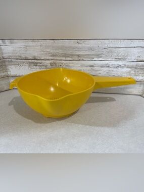 Large yellow vintage Tupperware strainer